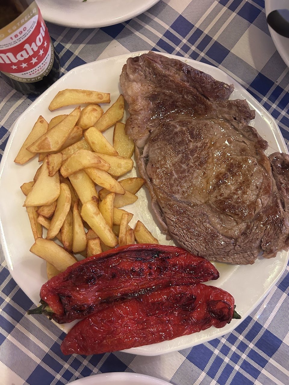 Entrecot de ternera con patatas fritas y pimientos asados