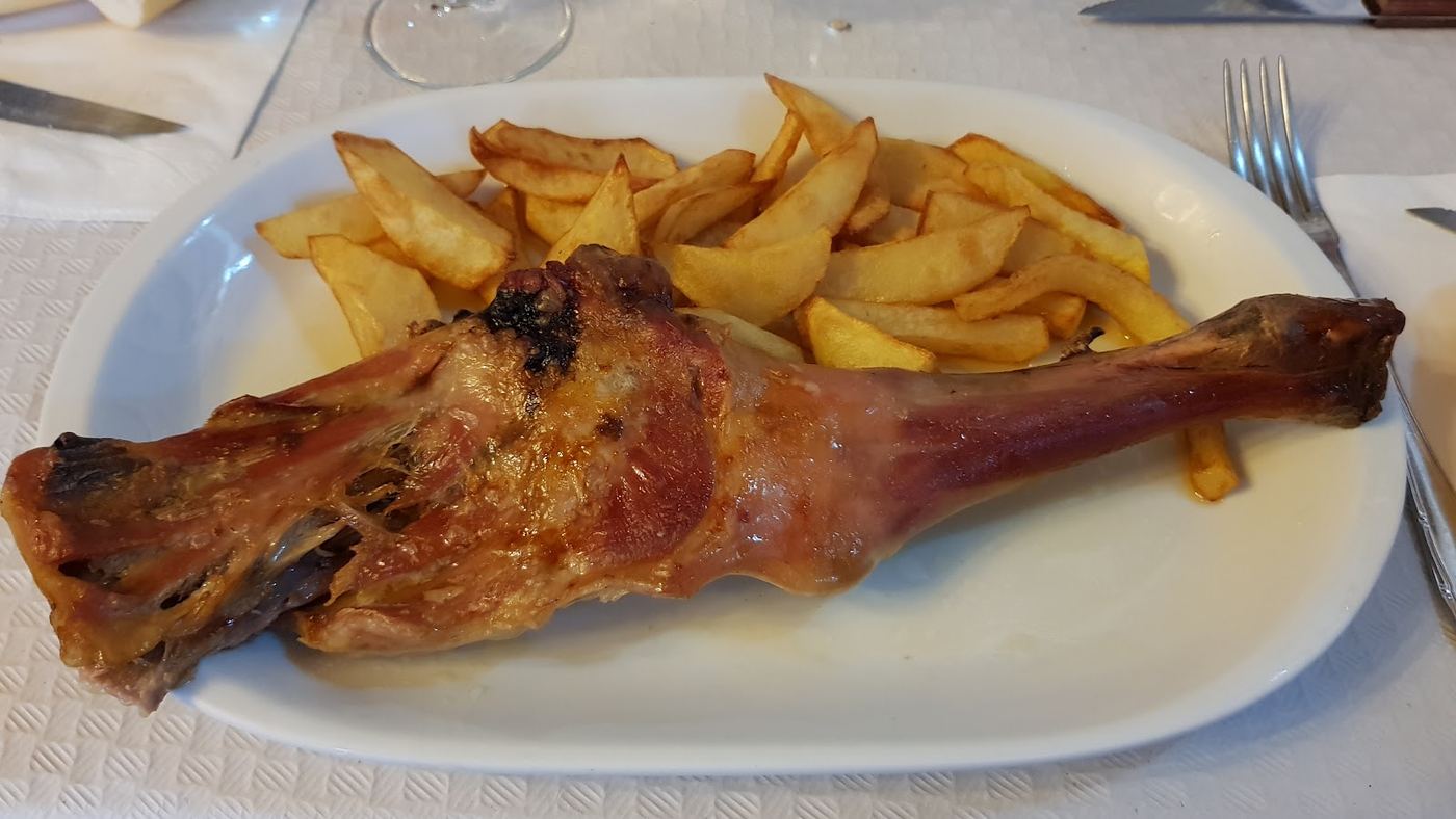 Paletilla de cordero asada con patatas fritas